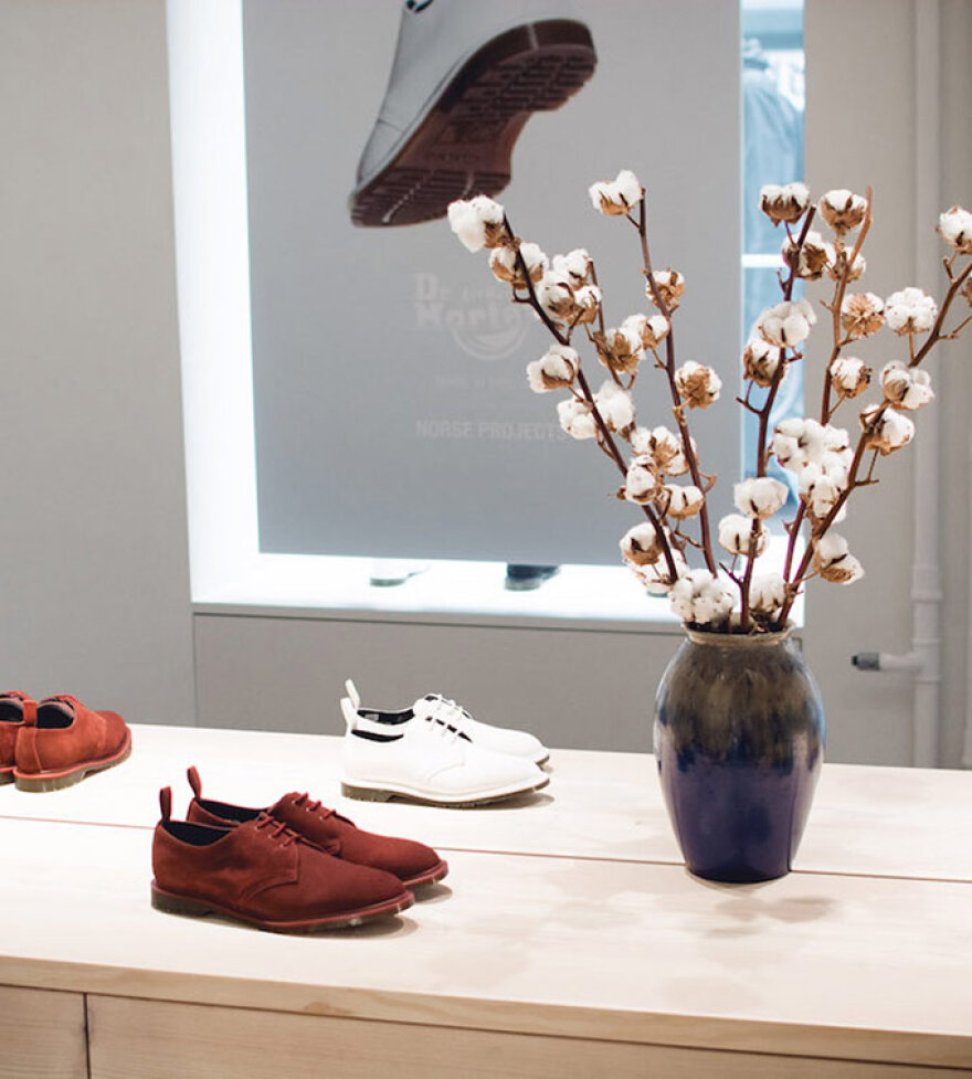 Dr martens hotsell worldwide shipping